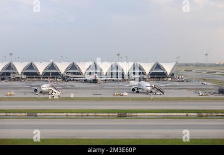 BANGKOK - Okt 27: Flughafen Bangkok am 27. Oktober 2011 in Bangkok, Thailand. Der Flughafen Suvarnabhumi ist einer von zwei internationalen Flughäfen, die Bangkok, Stockfoto