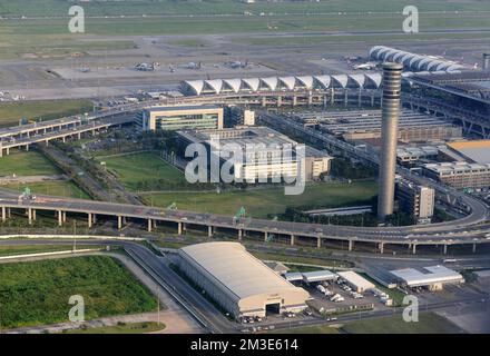 BANGKOK - Okt 27: Flughafen Bangkok am 27. Oktober 2011 in Bangkok, Thailand. Der Flughafen Suvarnabhumi ist einer von zwei internationalen Flughäfen, die Bangkok, Stockfoto