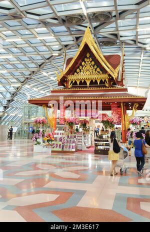 BANGKOK - Okt 27: Innenansicht des Flughafens Bangkok am 27. Oktober 2011 in bangkok, Thailand. Der Flughafen Suvarnabhumi ist einer von zwei internationalen Flughäfen Stockfoto