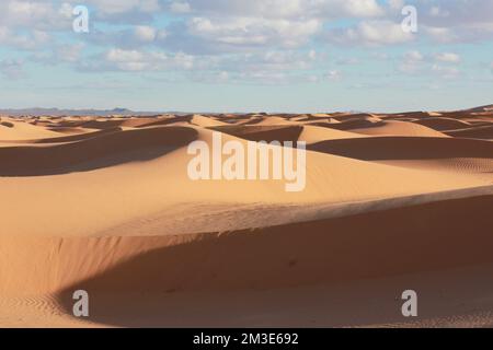 Ein Meer aus Sanddünen und Wolken in Erg Chebbi, Marokko. Stockfoto