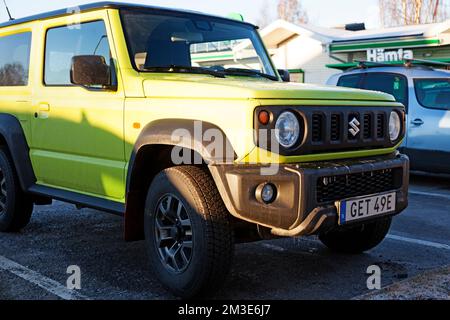 Umea, Norrland Schweden - 16. November 2022: Ein erbsengrüner Wagen mit Allradantrieb auf dem Parkplatz Stockfoto