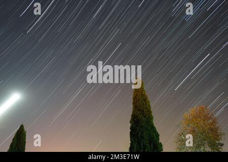 Star Trails mit Moon Trail in the Sky über Islamabad, Pakistan Stockfoto