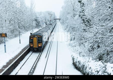 Die Plattform am Bahnhof Marden im Schnee Stockfoto