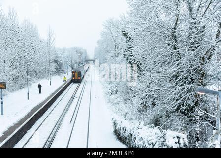 Die Plattform am Bahnhof Marden im Schnee Stockfoto