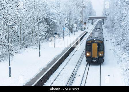 Die Plattform am Bahnhof Marden im Schnee Stockfoto