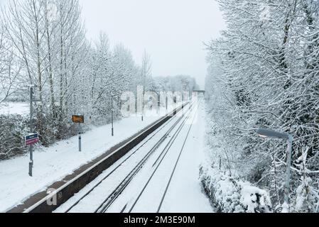 Die Plattform am Bahnhof Marden im Schnee Stockfoto