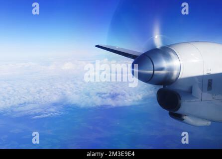 LEIPZIG, DEUTSCHLAND - SEP 11: Luftaufnahme vom Darwin Airline Turboprop Flugzeug Saab 2000 am 11. September 2014. Darwin Airline, operiert unter dem br Stockfoto