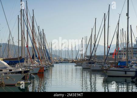 Pier mit Yachten. Viele wunderschöne Yachten mit Masten im Hafen. Urlaub, Reisen, Luxuskonzept. Hochwertiges Foto Stockfoto