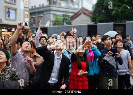 SHENZHEN - 31. MÄRZ: Shopper und Besucher drängen sich am 31. März 2013 in Shenzhen, China, in die berühmte Fußgängerzone Dongmen. Diese Stadt gilt als o Stockfoto
