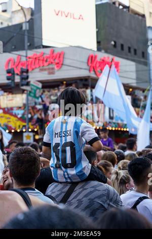 Buenos Aires, Argentinien - 14. Dezember 2022: Frohe argentinische Fußballfans feiern den Sieg bei der FIFA-Weltmeisterschaft 2022 in Katar. Hochwertiges Foto Stockfoto