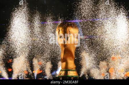 Zum FIFA Weltmeisterschaft Katar 2022 Finale zwischen Argentinien und Frankreich im Lusail Stadium am 18. Dezember 2022 in Lusail City, Katar. Nach LUSAIL CITY, KATAR - 18. DEZEMBER: FIFA-Weltmeisterschaft Katar 2022 Finalspiel zwischen Argentinien und Frankreich am 18. Dezember 2022 im Lusail Stadium in Lusail City, Katar. Weltmeister Pokal mit Feuerwerk Fussball WM 2022 in Katar FIFA Fußball-Weltmeisterschaft 2022 © diebilderwelt / Alamy Stock Stockfoto