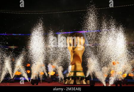 Zum FIFA Weltmeisterschaft Katar 2022 Finale zwischen Argentinien und Frankreich im Lusail Stadium am 18. Dezember 2022 in Lusail City, Katar. Nach LUSAIL CITY, KATAR - 18. DEZEMBER: FIFA-Weltmeisterschaft Katar 2022 Finalspiel zwischen Argentinien und Frankreich am 18. Dezember 2022 im Lusail Stadium in Lusail City, Katar. Weltmeister Pokal mit Feuerwerk Fussball WM 2022 in Katar FIFA Fußball-Weltmeisterschaft 2022 © diebilderwelt / Alamy Stock Stockfoto