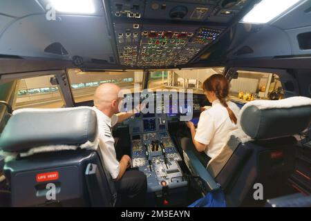 HELSINKI - SEPTEMBER 20: Finnair-Piloten bereiten Flugzeuge für den Start vom Flughafen am 20. September 2014 in Helsinki, Finnland, vor. Finnair ist die fl Stockfoto