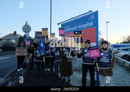 Bristol, Großbritannien. 15.. Dezember 2022. Krankenschwestern unterstützt von ihrer Gewerkschaft das Royal College of Nursing unternimmt Arbeitskampf, um einen Gehaltsanspruch zu unterstützen, der 5% über der Inflation liegt. Neben der Sorge um ihre Bezahlung während einer Krise der Lebenshaltungskosten sind die Krankenschwestern besorgt über den Personaldruck, dem der Beruf ausgesetzt ist. Abgebildet ist die Streikpostenlinie vor dem North Bristol NHS Trust Southmead Hospital. Kredit: JMF News/Alamy Live News Stockfoto