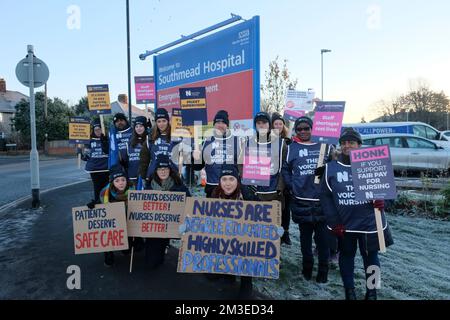 Bristol, Großbritannien. 15.. Dezember 2022. Krankenschwestern unterstützt von ihrer Gewerkschaft das Royal College of Nursing unternimmt Arbeitskampf, um einen Gehaltsanspruch zu unterstützen, der 5% über der Inflation liegt. Neben der Sorge um ihre Bezahlung während einer Krise der Lebenshaltungskosten sind die Krankenschwestern besorgt über den Personaldruck, dem der Beruf ausgesetzt ist. Abgebildet ist die Streikpostenlinie vor dem North Bristol NHS Trust Southmead Hospital. Kredit: JMF News/Alamy Live News Stockfoto