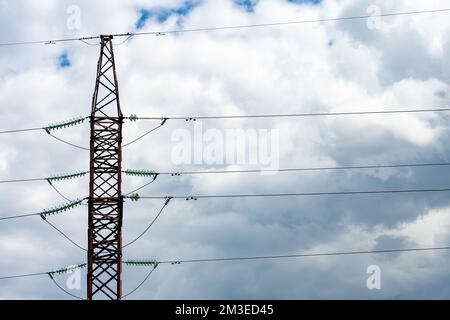 Unterstützung einer Hochspannungsleitung auf Wolkenhintergrund Stockfoto