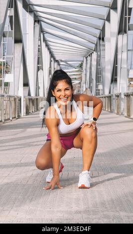 Porträt einer Frau mittleren Alters in Sportbekleidung in der Stadt Stockfoto