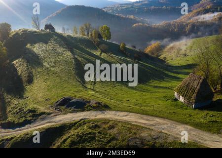 Luftaufnahme eines Berggehöfts im Herbst bei frühen Morgenlichtern. Siebenbürgen, Rumänien Stockfoto