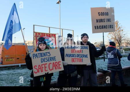 Bristol, Großbritannien. 15.. Dezember 2022. Krankenschwestern unterstützt von ihrer Gewerkschaft das Royal College of Nursing unternimmt Arbeitskampf, um einen Gehaltsanspruch zu unterstützen, der 5% über der Inflation liegt. Neben der Sorge um ihre Bezahlung während einer Krise der Lebenshaltungskosten sind die Krankenschwestern besorgt über den Personaldruck, dem der Beruf ausgesetzt ist. Abgebildet ist die Streikpostenlinie vor dem North Bristol NHS Trust Southmead Hospital. Kredit: JMF News/Alamy Live News Stockfoto