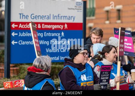 Leeds, Großbritannien. 15.. Dezember 2022 Krankenschwestern und anderes medizinisches Personal stehen an einer Streikklinie am Leeds General Infirmary, West Yorkshire, und streiken über Lohn. Kredit: Bradley Taylor / Alamy News Stockfoto