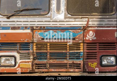 Vor einer traditionellen indischen Tata Lkw Stockfoto