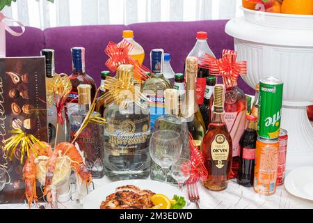 Viele alkoholische und alkoholfreie Getränke auf dem Festtisch. Stockfoto