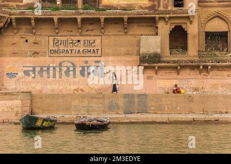 Menschen und Boote am Ganges am Digpatia Ghat in Varanasi, Indien Stockfoto