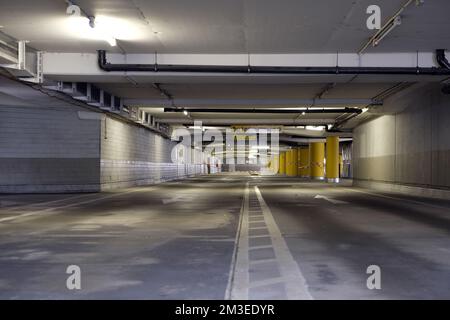 Leerer mehrstöckiger Parkplatz, Eingang, Ausgang, Ludwigshafen, Rathauscenter Stockfoto
