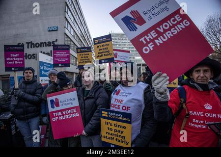 Westminster, London, Großbritannien. 15.. Dezember 2022. Krankenschwestern außerhalb des St. Thomas' Hospital sind bei der größten Aktion dieser Art in der Geschichte, wobei die Patientenversorgung in England, Wales und Nordirland mit Störungen konfrontiert ist. 15.. Dezember 2022, Westminster, London, UK Kredit: Clickpics/Alamy Live News Stockfoto