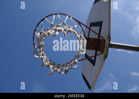 Basketballkorb von unten gegen die Sonne gesehen Stockfoto