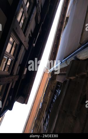 Schmale Hausfassade in einer kleinen Gasse Stockfoto