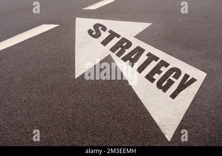 Geschäfts- und Finanzkonzept. Markierungen und ein Pfeil mit der Inschrift - STRATEGIE Stockfoto
