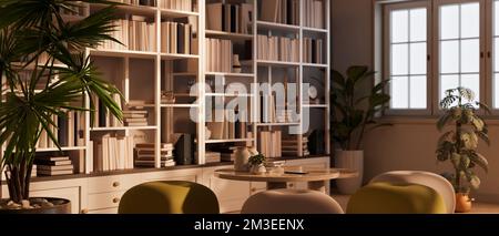 Zeitgenössisches und komfortables Design im Leseraum mit Tisch, Poufs, Zimmerpflanzen und großen Bücherregalen. Wohnzimmer, Lounge, Entspannung im Innenbereich Stockfoto