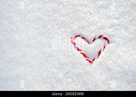 Valentinstag, Liebe, romantisches Webbanner mit rotem Süßigkeitenherz auf weißem Schnee. Valentinstag im Freien. Speicherplatz kopieren. Stockfoto