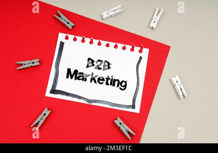 Geschäfts- und Finanzkonzept. Kleiderschränke und ein Notizbuch mit der Aufschrift - B2B-Marketing Stockfoto