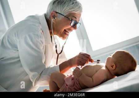 Pädiatrie Arzt untersucht kleines Baby. Gesundheitswesen, medizinische Untersuchung, Menschen Konzept Stockfoto