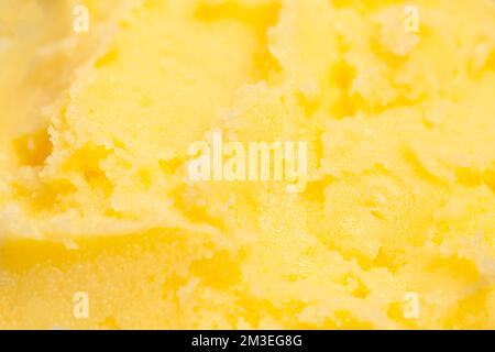 Hausgemachtes geschmolzenes Ghee, gebrannte Butter, Nahaufnahme des Hintergrunds von Makrokost. Stockfoto