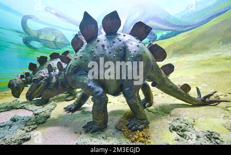 Dinosauriersuche in einer Strandszene. Detail eines Dioramas im Gorodskoy Muzey, Museum, in Temirtau, Kasachstan. Stockfoto