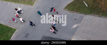 Die Hintergründe und Objekte der Architektur. Bürgersteig. Eine Frau. Mädchen. Blick von oben. Stockfoto