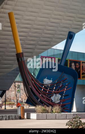 Big Sweep Skulptur von Claes Oldenburg und Coosje Van Bruggen, 2006, Denver Art Museum, Colorado, USA Stockfoto