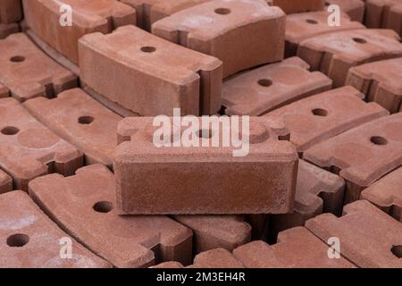 Gartenfliesen, Palisade Border Ziegelsteine im Lager auf Palette. Dekorieren Sie den Betonblock mit Rasen, Betonrand und Zylindern für den Außenbereich von Path Garden Stockfoto