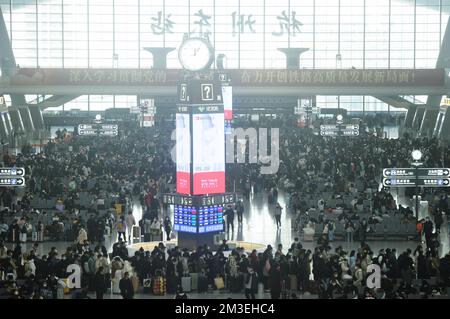 HANGZHOU, CHINA - 15. DEZEMBER 2022 - Eine große Anzahl von Passagieren mit Masken wartet in der Warterhalle des Ostbahnhofs Hangzhou in Hangzhou Stockfoto