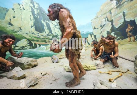 Steinzeit, Höhlenmenschen, die Steine zerschlagen, Werkzeuge mit Knochen bauen. Detail eines Dioramas im Gorodskoy Muzey, Museum, in Temirtau, Kasachstan. Stockfoto