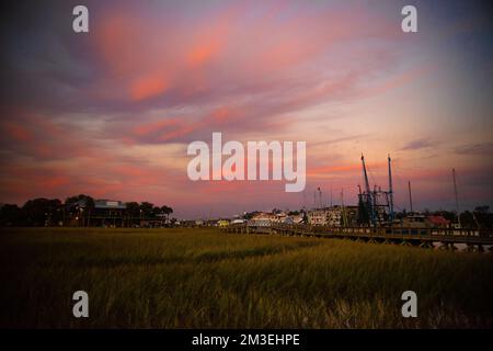 Der Sonnenuntergang am Shem Creek in Mount Pleasant, South Carolina, in der Nähe von Charleston Stockfoto