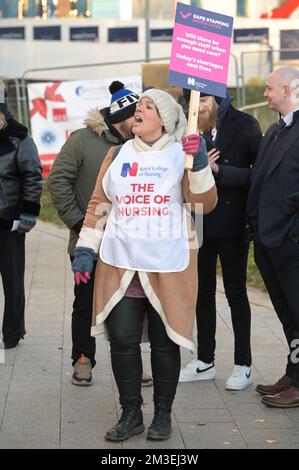 Queen Elizabeth Hospital Birmingham, 15.. Dezember 2022. NHS-Krankenschwestern rufen vor dem Queen Elizabeth Hospital von Birmingham trotz bitter kalter Temperaturen um faire Bezahlung. Sie streiken hintereinander über die Bezahlung, was zu einer Unterbrechung der Dienstleistungen im Gesundheitswesen führt. NHS-Termine und -Operationen wurden wegen des Streiks abgesagt, wobei das Gesundheitswesen in vielen Bereichen einen Bankurlaub-ähnlichen Service betreibt. Der RCN hat eine Gehaltserhöhung von 5 % über der Inflation gefordert, obwohl er angegeben hat, dass er ein niedrigeres Angebot akzeptieren würde. Als sie die 5%-Zahl der unabhängigen Gehaltsüberprüfung übermittelte, ging bo Stockfoto