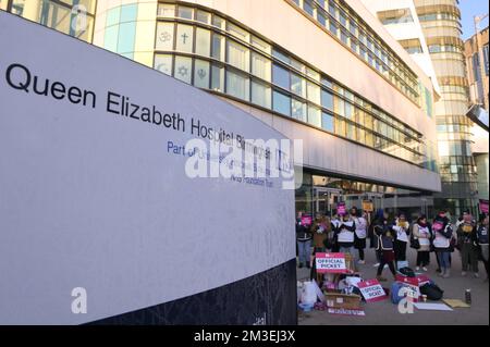 Queen Elizabeth Hospital Birmingham, 15.. Dezember 2022. NHS-Krankenschwestern rufen vor dem Queen Elizabeth Hospital von Birmingham trotz bitter kalter Temperaturen um faire Bezahlung. Sie streiken hintereinander über die Bezahlung, was zu einer Unterbrechung der Dienstleistungen im Gesundheitswesen führt. NHS-Termine und -Operationen wurden wegen des Streiks abgesagt, wobei das Gesundheitswesen in vielen Bereichen einen Bankurlaub-ähnlichen Service betreibt. Der RCN hat eine Gehaltserhöhung von 5 % über der Inflation gefordert, obwohl er angegeben hat, dass er ein niedrigeres Angebot akzeptieren würde. Als sie die 5%-Zahl der unabhängigen Gehaltsüberprüfung übermittelte, ging bo Stockfoto