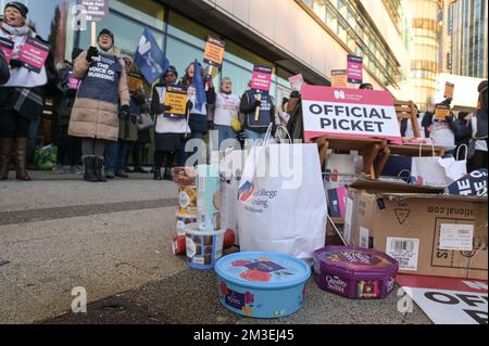 Queen Elizabeth Hospital Birmingham, 15.. Dezember 2022. NHS-Krankenschwestern rufen vor dem Queen Elizabeth Hospital von Birmingham trotz bitter kalter Temperaturen um faire Bezahlung. Sie streiken hintereinander über die Bezahlung, was zu einer Unterbrechung der Dienstleistungen im Gesundheitswesen führt. NHS-Termine und -Operationen wurden wegen des Streiks abgesagt, wobei das Gesundheitswesen in vielen Bereichen einen Bankurlaub-ähnlichen Service betreibt. Der RCN hat eine Gehaltserhöhung von 5 % über der Inflation gefordert, obwohl er angegeben hat, dass er ein niedrigeres Angebot akzeptieren würde. Als sie die 5%-Zahl der unabhängigen Gehaltsüberprüfung übermittelte, ging bo Stockfoto