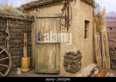 Eine Nachbildung einer typischen ländlichen Schlammhütte an der Steppe. Im Gorodskoy Muzey, Museum, in Temirtau, Kasachstan. Stockfoto