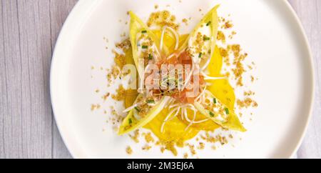 Rezept für Lachs-Gravlax-Salat, Endivien mit frischer Sahne, Schnittlauch, gelbe chioggia-Rote Beete und Lauch-Triebe Stockfoto