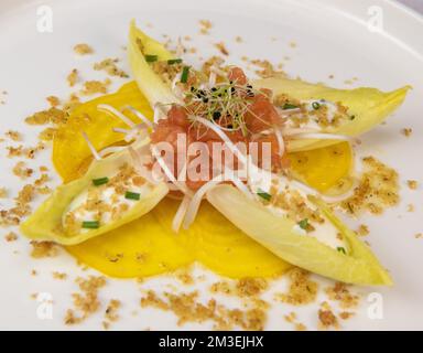 Rezept für Lachs-Gravlax-Salat, Endivien mit frischer Sahne, Schnittlauch, gelbe chioggia-Rote Beete und Lauch-Triebe Stockfoto